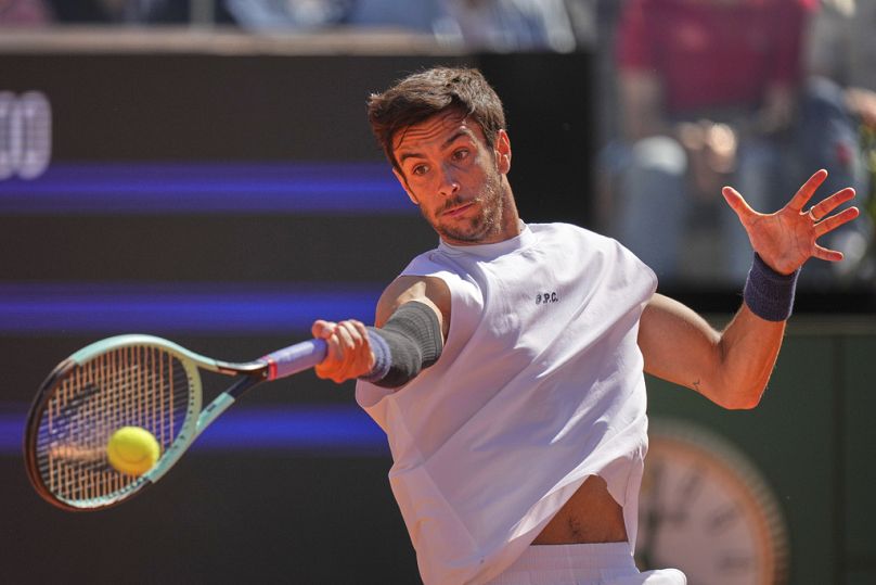 L'italiano Lorenzo Musetti contro lo spagnolo Carlos Alcaraz durante la semifinale degli Open d'Italia, Roma, 16 maggio 2025