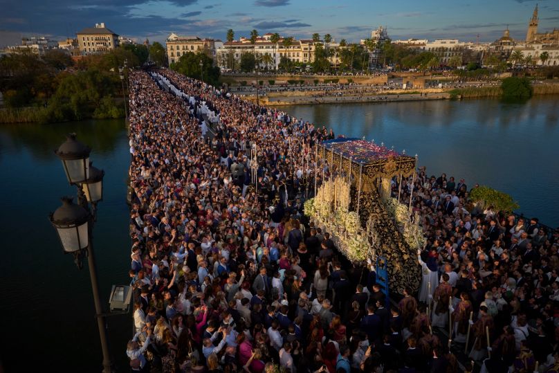 Un paso de la Virgen María en procesión por las calles de Sevilla durante la Semana Santa, en España, el domingo 13 de abril de 2025. 