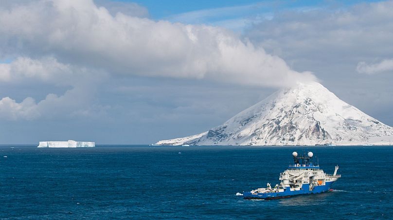 El buque de investigación Falkor (too) realiza estudios frente a las islas Sándwich del Sur, incluyendo un sitio cercano a la Isla Montagu.