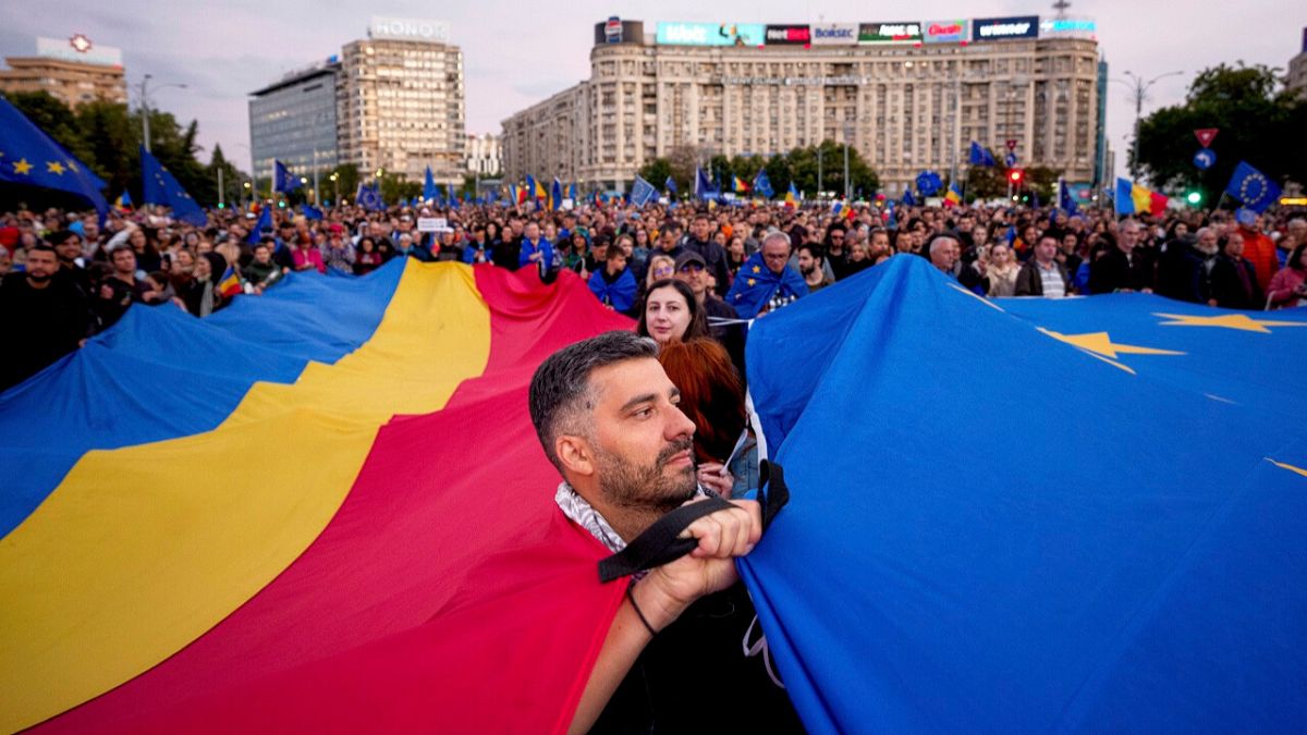 Romanians abroad begin voting in presidential election runoff