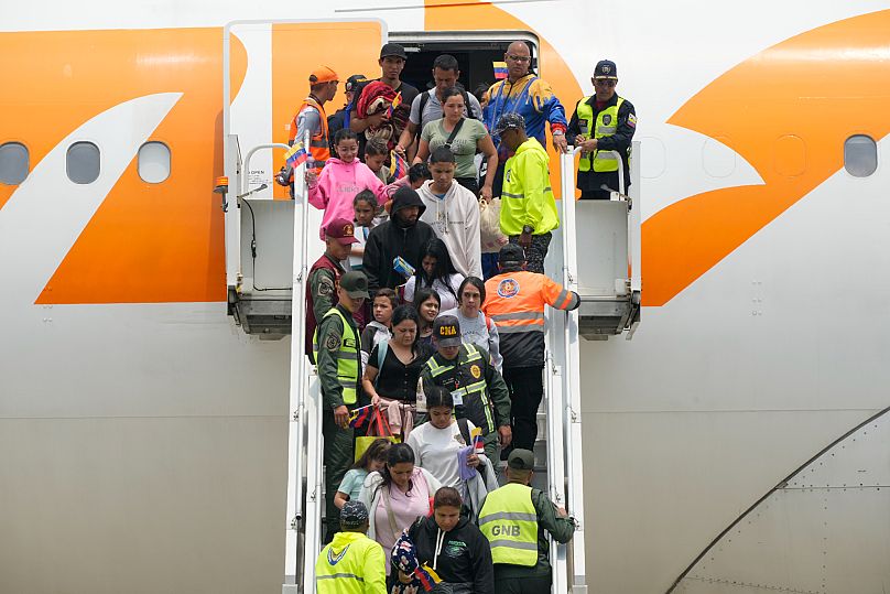 Migrantes venezolanos regresan desde México a Venezuela tras abandonar su intento de llegar a Estados Unidos por las nuevas restricciones migratorias de Trump.