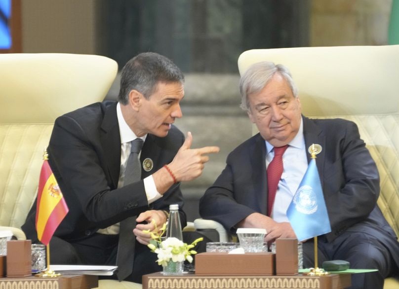 Le Premier ministre espagnol Pedro Sánchez et le secrétaire général de l'ONU António Guterres assistent au 34e sommet de la Ligue arabe à Bagdad.