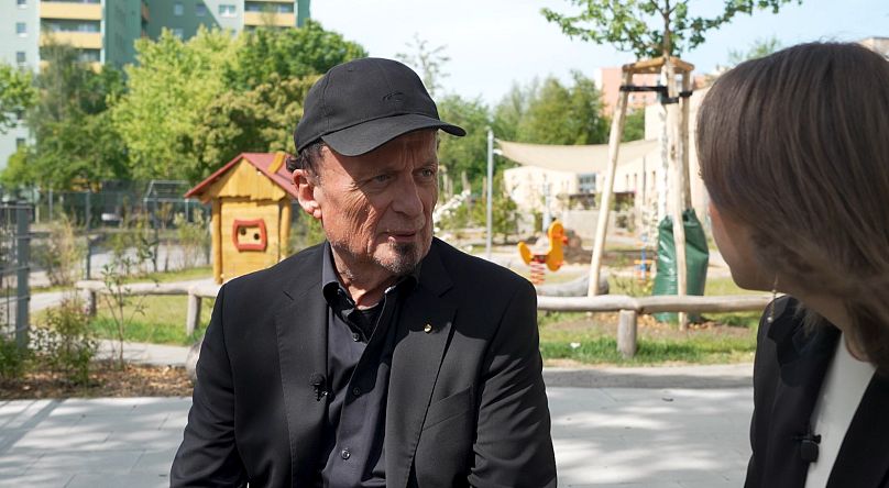 Flüchtlingshelfer Wolfgang Büscher im Gespräch mit Euronews-Journalistin Zara Riffler