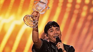 JJ con el micrófono de cristal tras ganar Eurovisión 2025.