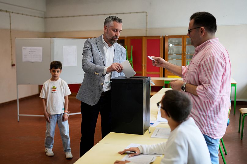 Pedro Nuno Santos votou com o filho em Lisboa 