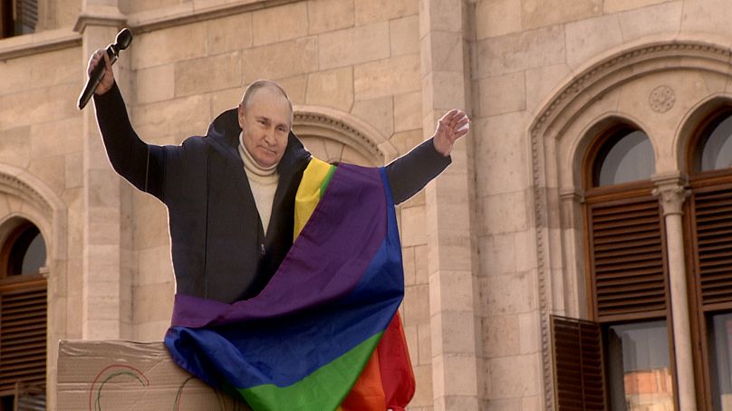 Pride-zászlós Putyin a Kossuth téren