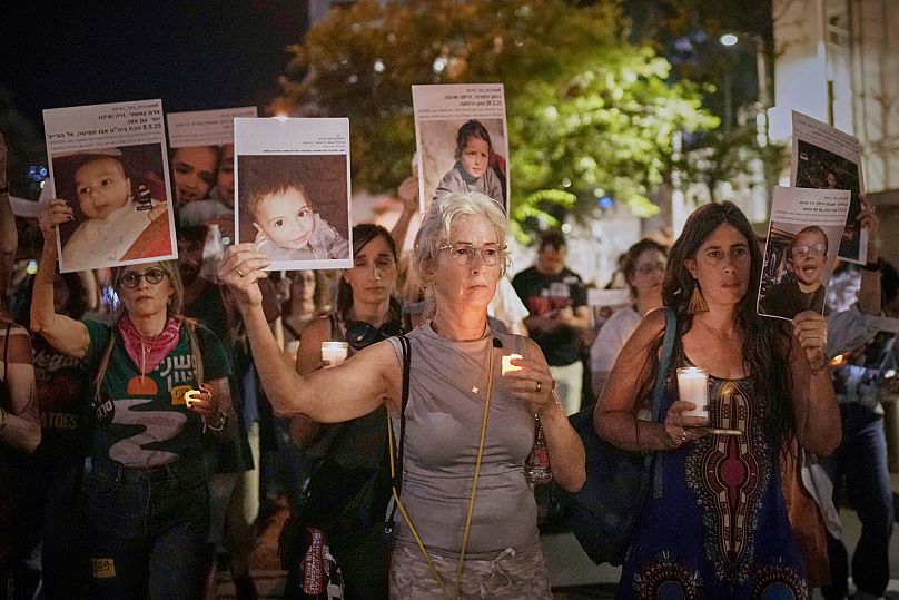 Des manifestants tiennent des photos d'enfants palestiniens tués par Israël dans la bande de Gaza, lors d'une manifestation à Tel-Aviv, en Israël, le samedi 17 mai 2025