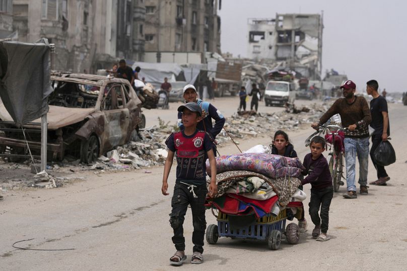 نازحون فلسطينيون يفرّون من بيت لاهيا بسبب العمليات العسكرية الإسرائيلية، ويصلون إلى جباليا شمال غزة، الأحد 18 أيار/ مايو 2025. 