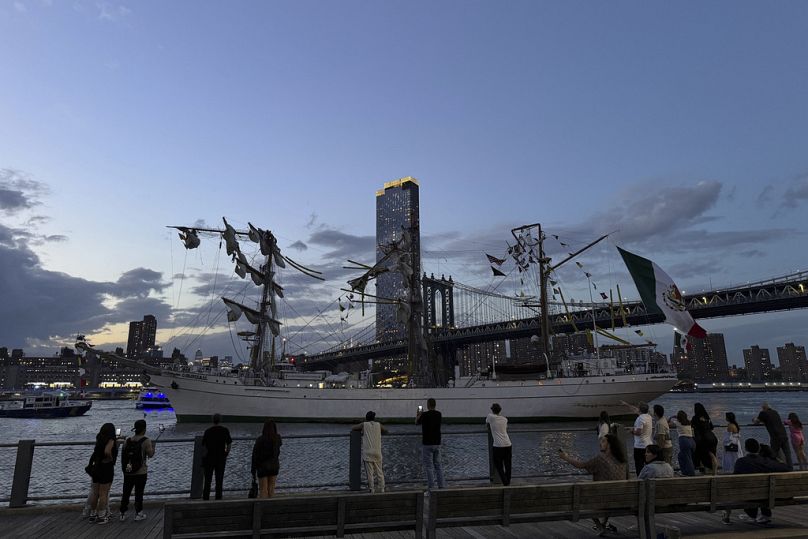 Das stark beschädigte Schulschiff der mexikanischen Marine nach der Havarie