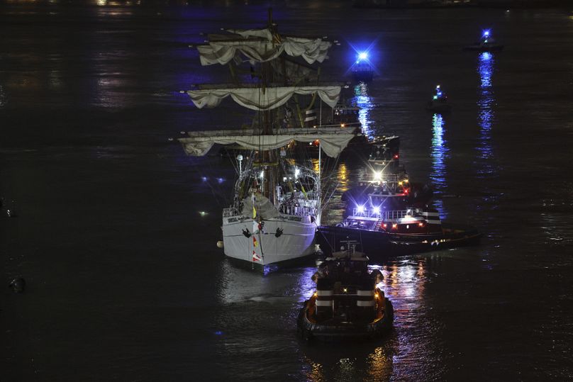  Schlepper helfen der Cuauhtémoc, einem hochmastigen Schulschiff der mexikanischen Marine, zum Pier 35, nachdem sie mit der Brooklyn Bridge kollidiert war.