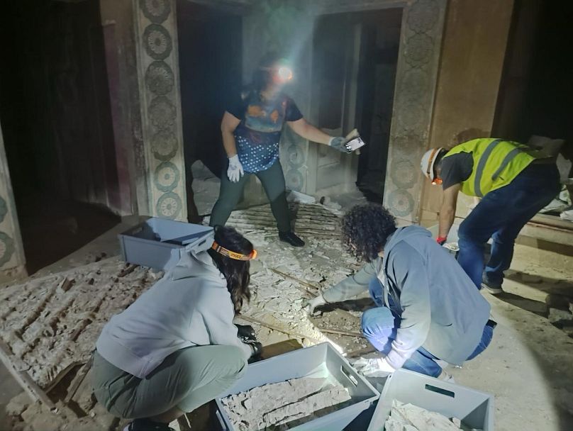 Ολοκληρώθηκε η συλλογή και η απομάκρυνση των θραυσμάτων του αντιγράφου της τοιχογραφίας