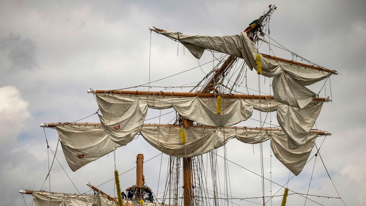 Video. Moments the Mexican navy ship struck the Brooklyn Bridge