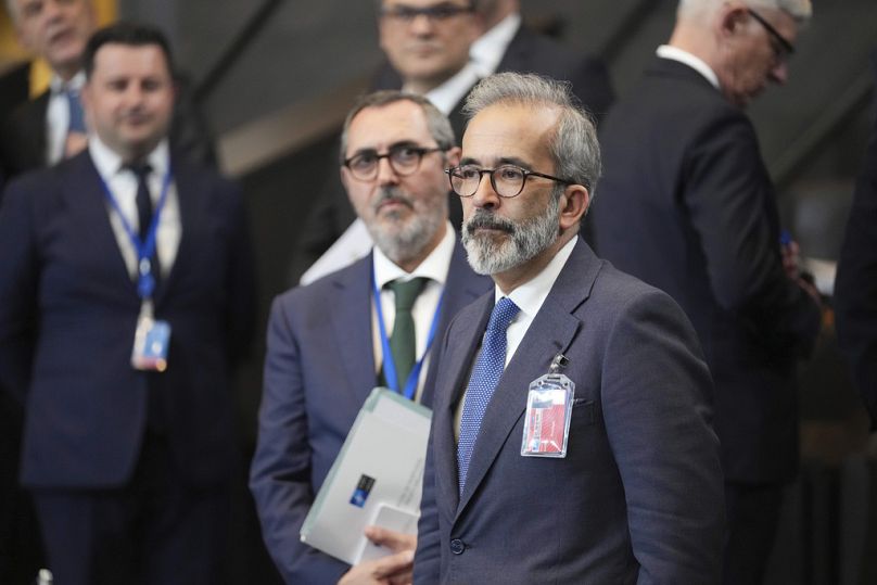 Portugalski minister spraw zagranicznych Paulo Rangel (w centrum po prawej) uczestniczy w spotkaniu Rady Północnoatlantyckiej w Brukseli.