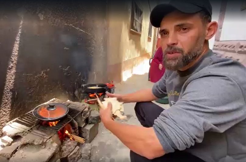 فلسطيني يطهو طعامه على الحطب