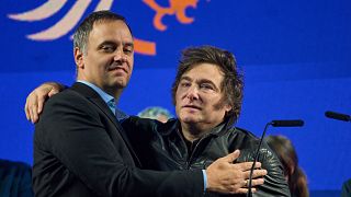 El portavoz del Presidente, Manuel Adorni, con el dirigente argentino Javier Milei.