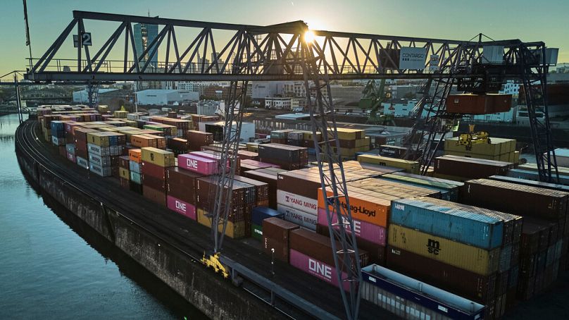 Container stapeln sich in einem Frachtterminal in Frankfurt, Deutschland, Montag, 28. April 2025.
