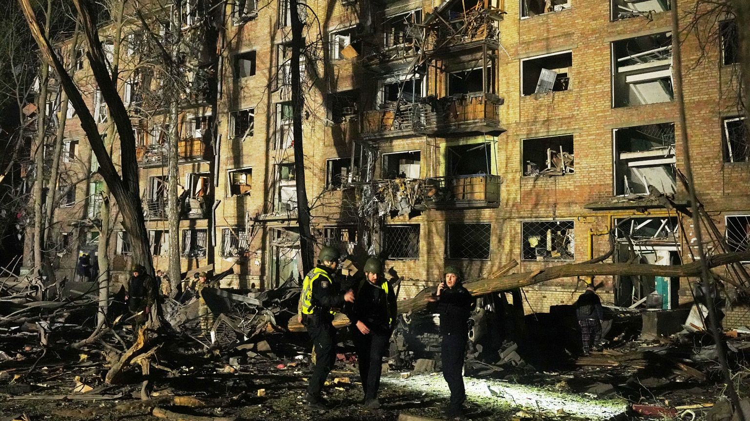 Una casa residencial gravemente dañada tras un ataque ruso en un barrio residencial de Kiev, 24 de abril de 2025.