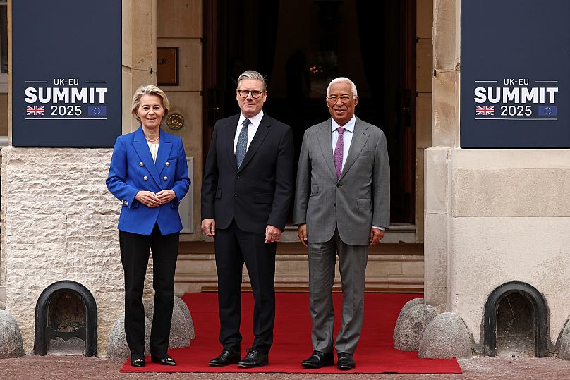 La présidente de la Commission européenne Ursula von der Leyen, le Premier ministre britannique Keir Starmer, et le président du Conseil européen Antonio Costa à Londres