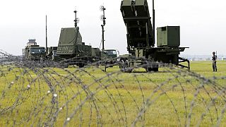 A Spanyol Légi Önvédelmi Erők (JASDF) a PAC-3 föld-levegő elfogórakéták használatára irányuló kiképzést mutatják be az amerikai Yokota légibázison, Fussa-ban, Tok külvárosában.