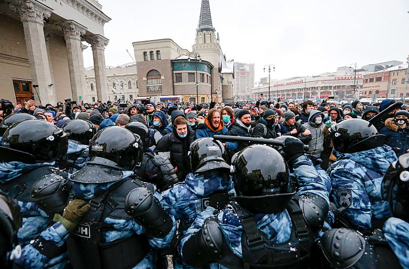 Pessoas entram em confronto com a polícia durante um protesto contra a detenção do líder da oposição Alexei Navalny em Moscovo, a 31 de janeiro de 2021.