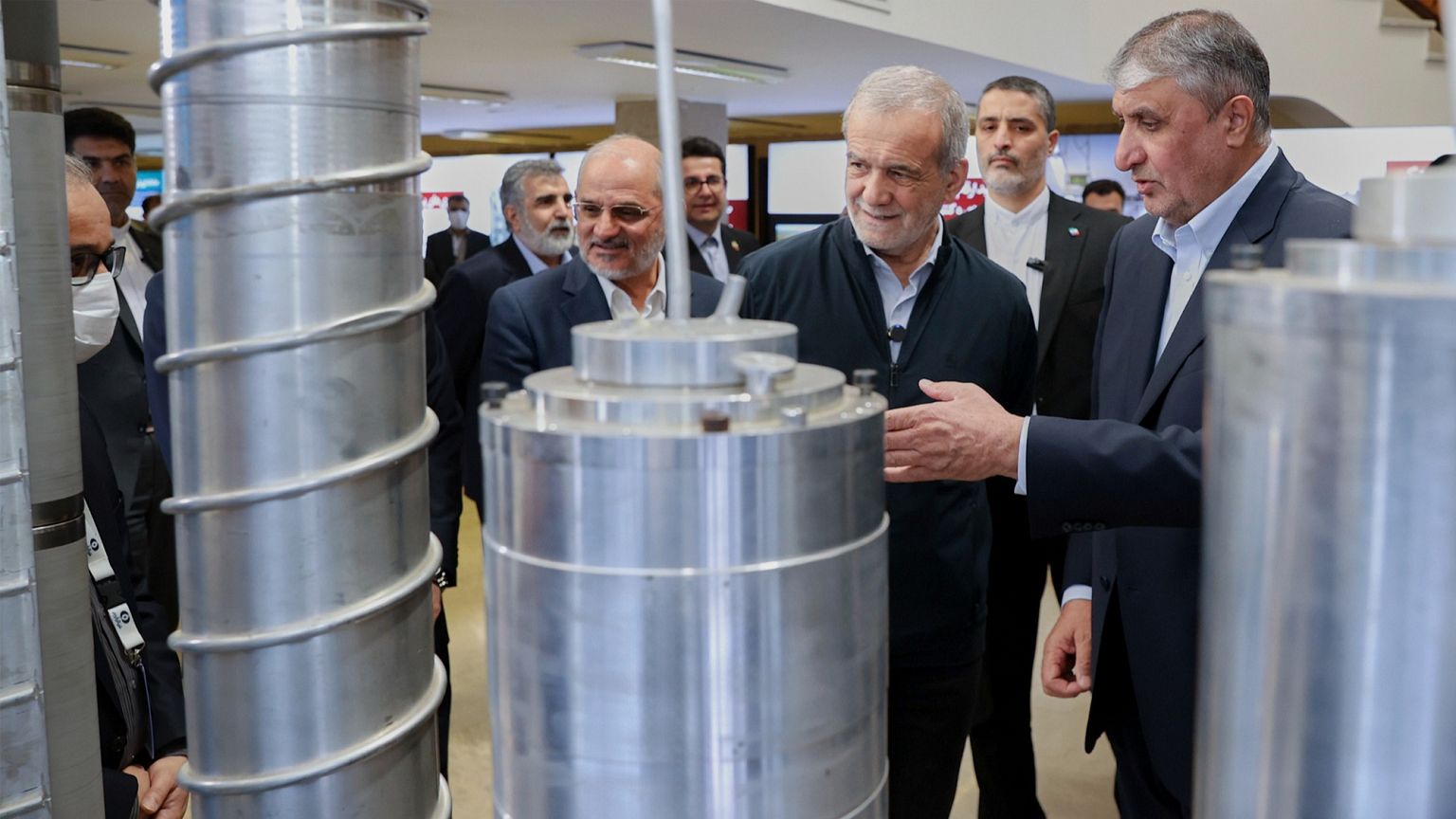 مسعود پزشکیان، رئیس جمهوری و محمد اسلامی، رئیس سازمان انرژی اتمی ایران در نمایشگاه دستاوردهای هسته‌ای