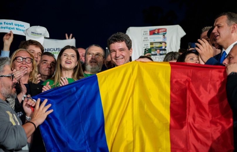 Nicușor Dan támogatóival, 2025. május 18-án