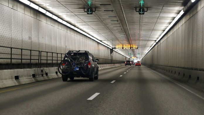 Incidente nel Comasco, scontro tra camion e scuolabus: morta la maestra, due bambini feriti