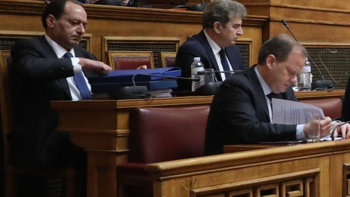 Αίτημα Προανακριτικής για Καραμανλή, Σπίρτζη και έξι υφυπουργούς κατέθεσε το ΠΑΣΟΚ