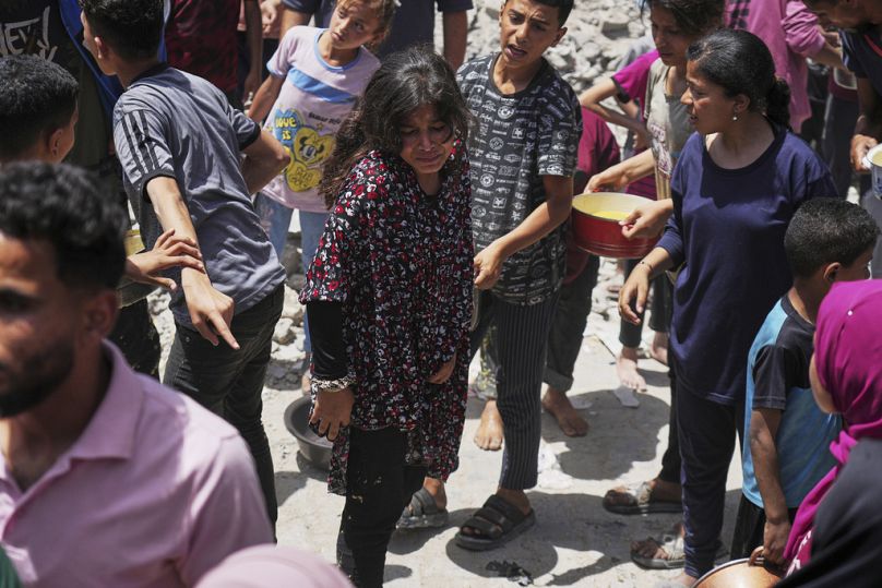   طفلة تعاني من الجوع الشديد، تبكي بحرقة بعد أن عجزت عن الحصول على طعام يسد جوعها، في مشهد يجسد معاناة آلاف الأطفال في غزة