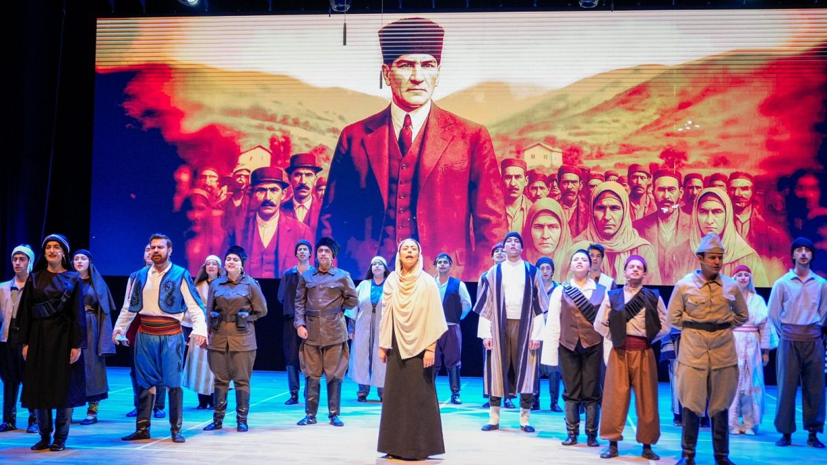 19 Mayıs coşkuyla kutlandı: İlk tören Anıtkabir'de yapılırken, CHP İzmir'de miting düzenledi