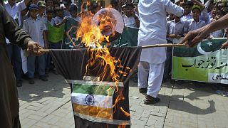 Az indiai zászlót és Narendra Modi kormányfő arcképét égetik a Dzsamát-e Iszlámi iszlamista csoport tagjai Karacsiban