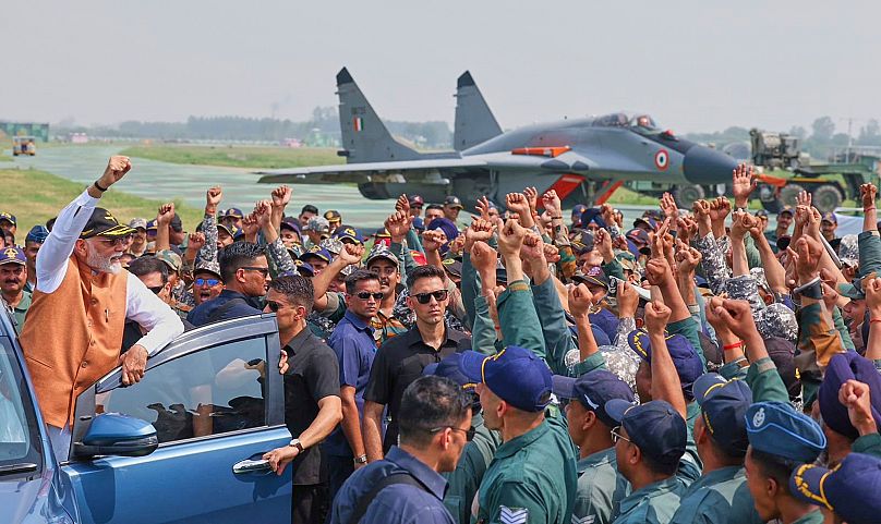 Narendra Modi indiai kormányfő az ország légierejének egyik bázisán