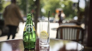 Una bottiglia di Perrier sul tavolo di un caffè a Parigi, 19 maggio 2025 