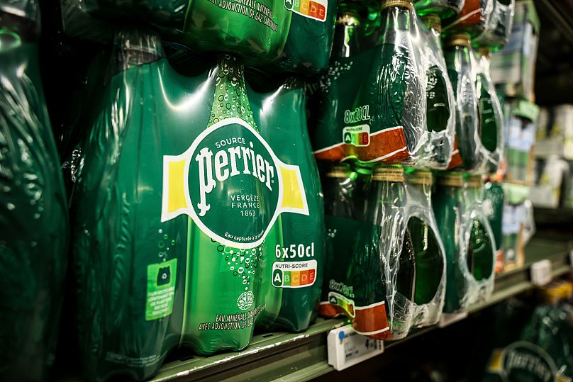Perrier-es palackok egy párizsi szupermarket polcain 2025. május 19-én