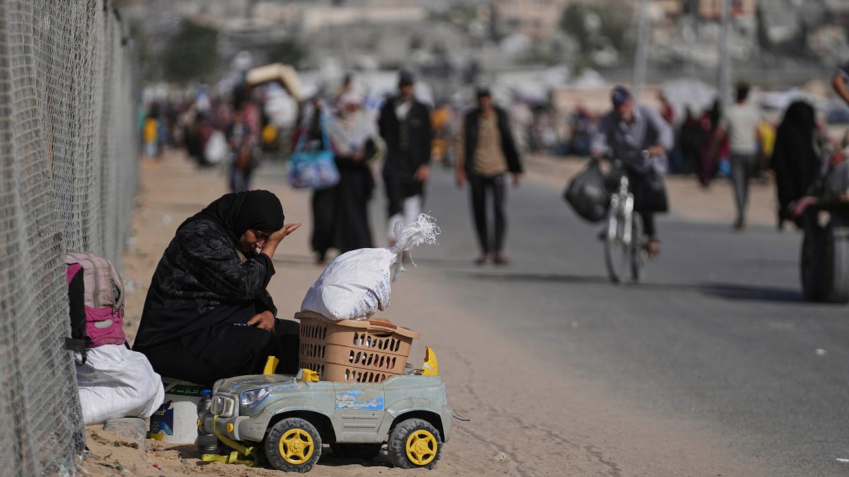 Hundreds flee Jabaliya as Israel escalates ground offensive in northern Gaza