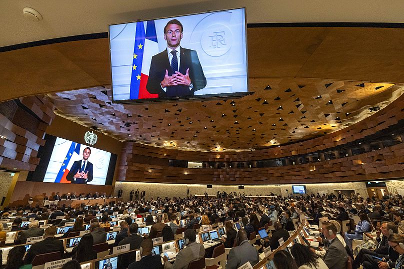 Le président français Emmanuel Macron s'exprime lors de la 78e Assemblée mondiale de la santé (WHA78) au siège européen des Nations unies à Genève, en Suisse, le 20 mai 2025