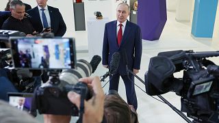 Il presidente russo, Vladimir Putin, parla ai giornalisti dopo il colloquio telefonico con Donald Trump (19 maggio 2025)