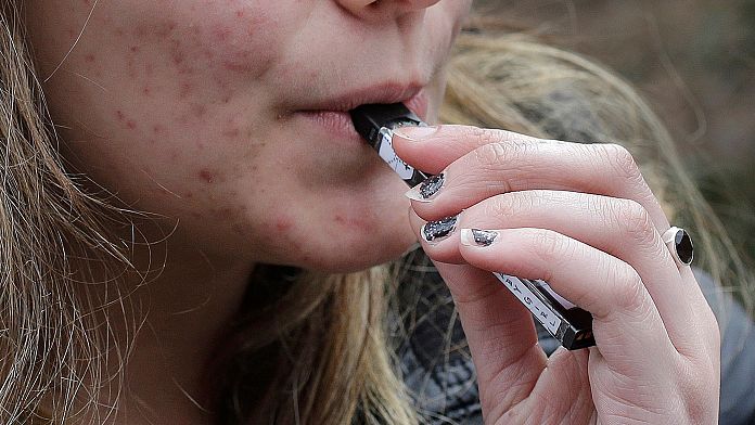 Avrupa'da gençler elektronik sigaraya yöneliyor: Uyuşturucu ve alkolden daha popüler