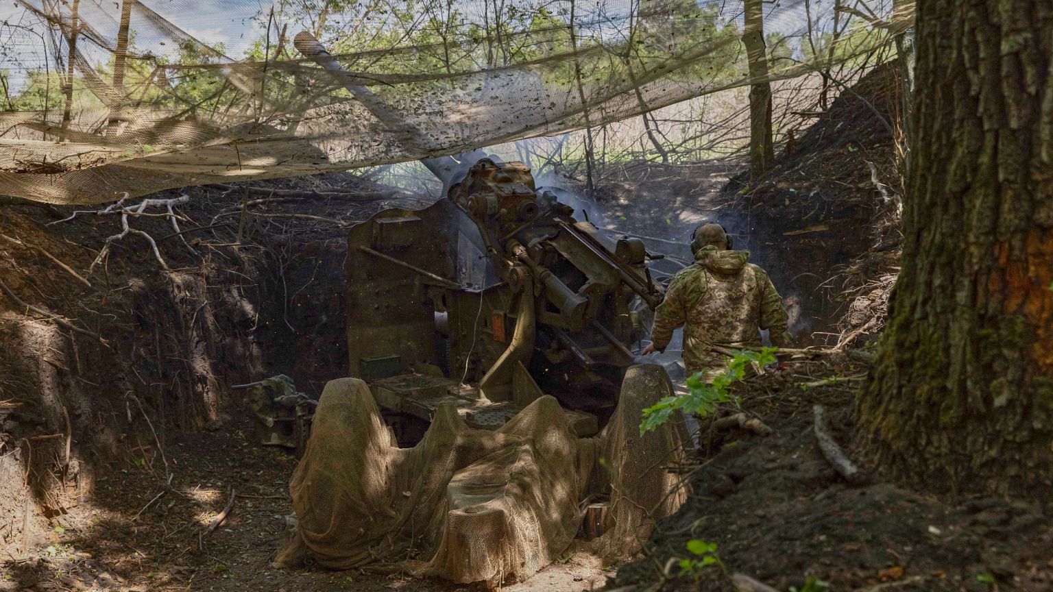 Ukrainian servicemen of the 127th Territorial Defence Brigade fire KS-19 100mm gun towards Russian positions near Kharkiv, 16 May, 2025