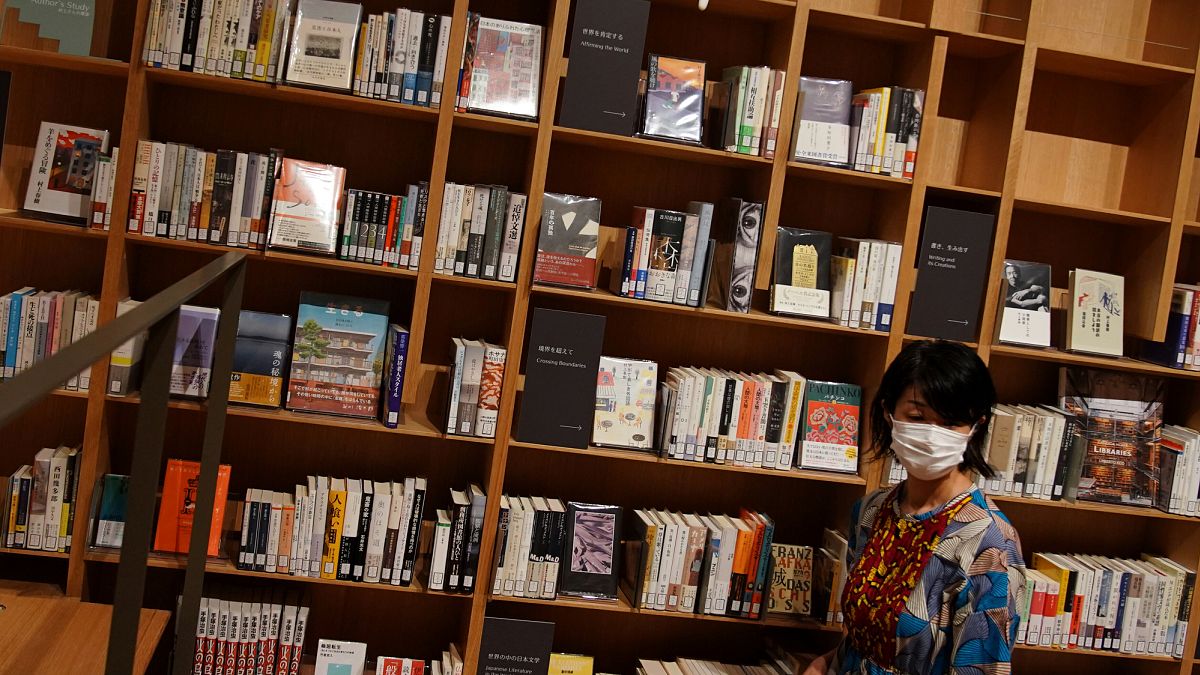 Japonya'da Yakuza suç örgütü üyeleri kütüphaneye çok yakın ofis işlettikleri için gözaltına alındı
