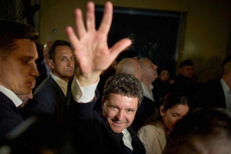Nicusor Dan acena aos apoiantes depois de vencer a segunda volta das eleições presidenciais em Bucareste, Roménia, na segunda-feira, 19 de maio de 2025