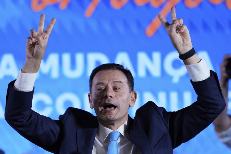  Luís Montenegro, gesticula enquanto se dirige aos seus apoiantes após as eleições gerais em Portugal em Lisboa, domingo, 18 de maio de 2025.