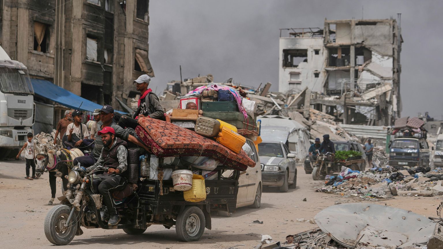 Displaced Palestinians fleeing Beit Lahia amid ongoing Israeli military operations in the Gaza Strip arrive in Jabalia, 18 May, 2025