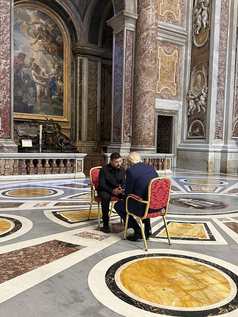Volodymyr Zelensky et Donald Trump s'entretiennent en marge des funérailles du pape François au Vatican, le samedi 26 avril 2025