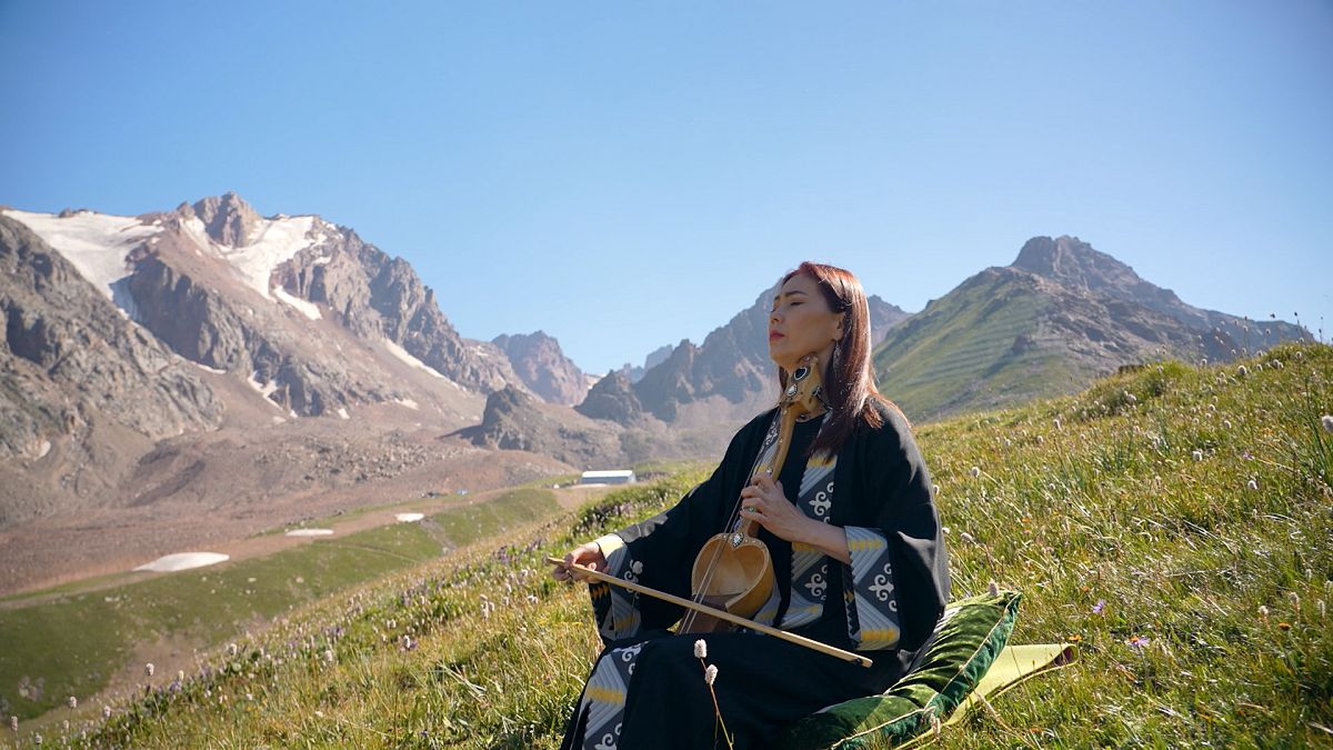 Layla Tazhibayeva : La virtuose du « violon kazakh » élargit la gamme de cet instrument ancien