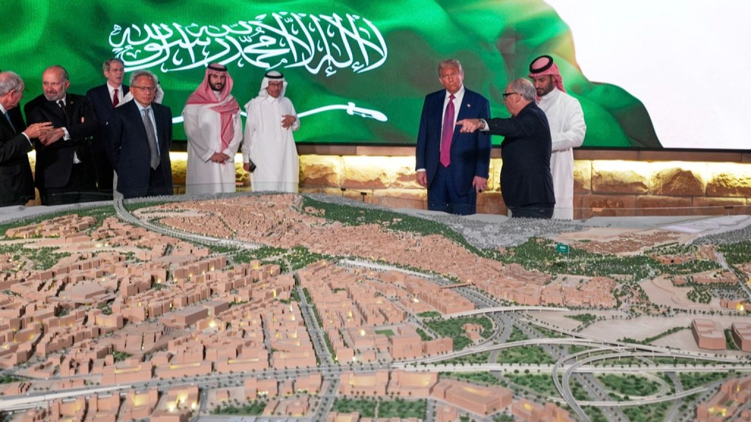 دونالد ترامپ و محمد بن سلمان آل سعود، ولیعهد و نخست وزیر پادشاهی عربستان سعودی، در حال بازدید از ماکت یک شهر در حال ساخت، سه‌شنبه ۱۳ مه ۲۰۲۵، در ریاض 