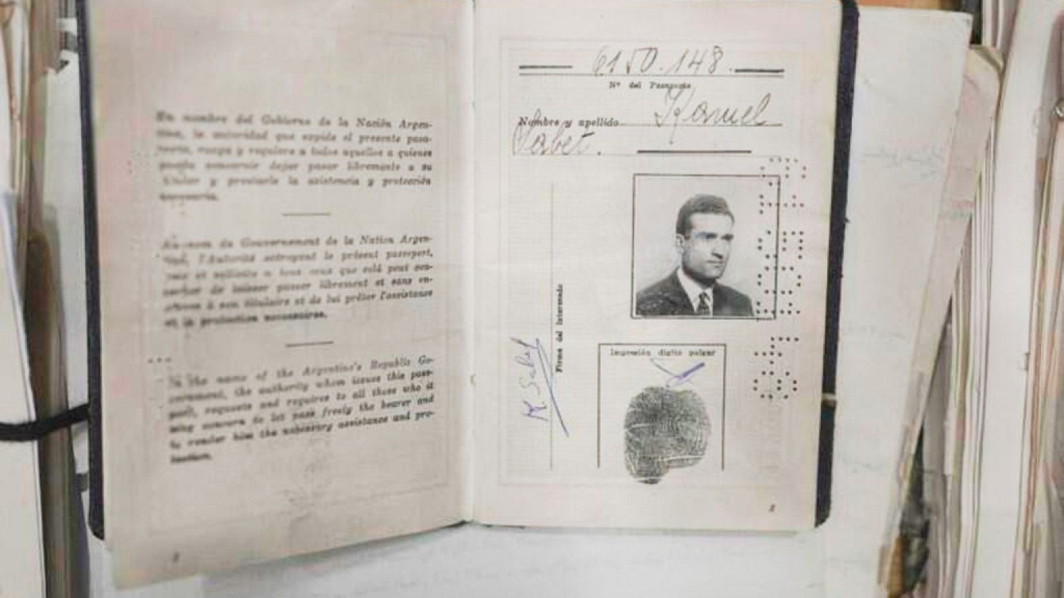 في هذه الصو��ة غير المؤرخة الصادرة عن مكتب رئيس الوزراء الإسرائيلي، يتم عرض وثائق هوية إيلي كوهين.