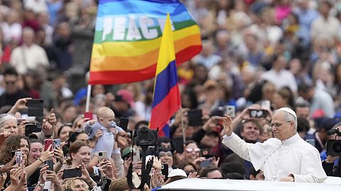 Papa Leone XIV in Piazza San Pietro prima della sua prima udienza, Vaticano, 21 maggio 2025