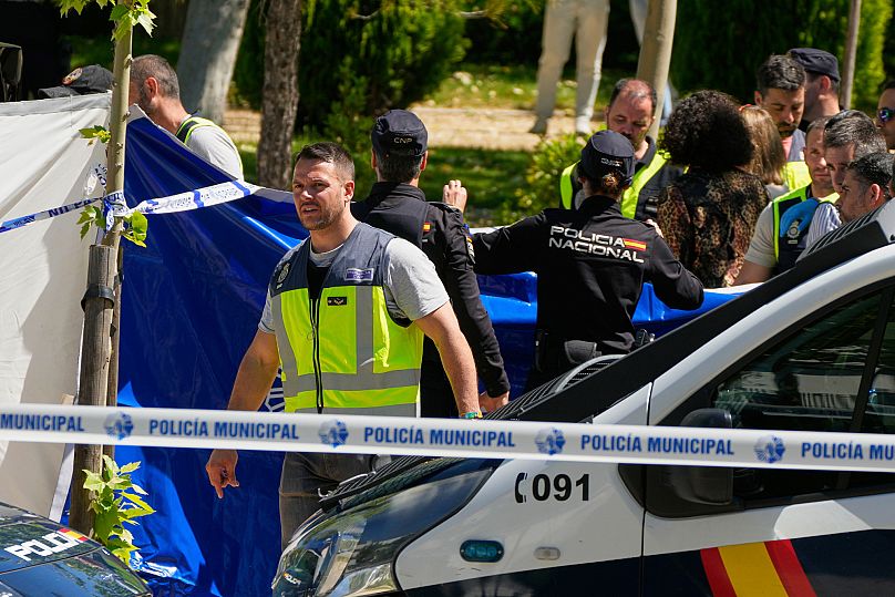 La Policía investiga el crimen en el lugar del tiroteo.