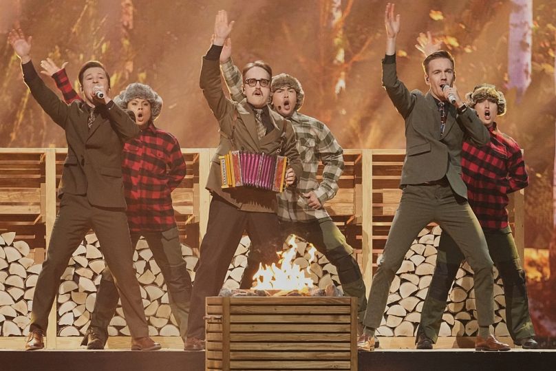 KAJ из Швеции исполняет песню "Bara Bada Bastu" 
